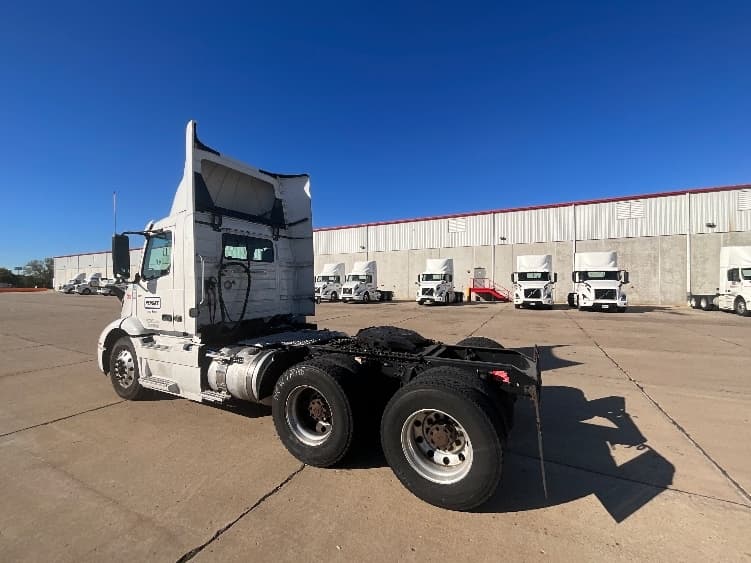 2021 Volvo VNR 640 in La Porte, IN — photo 5