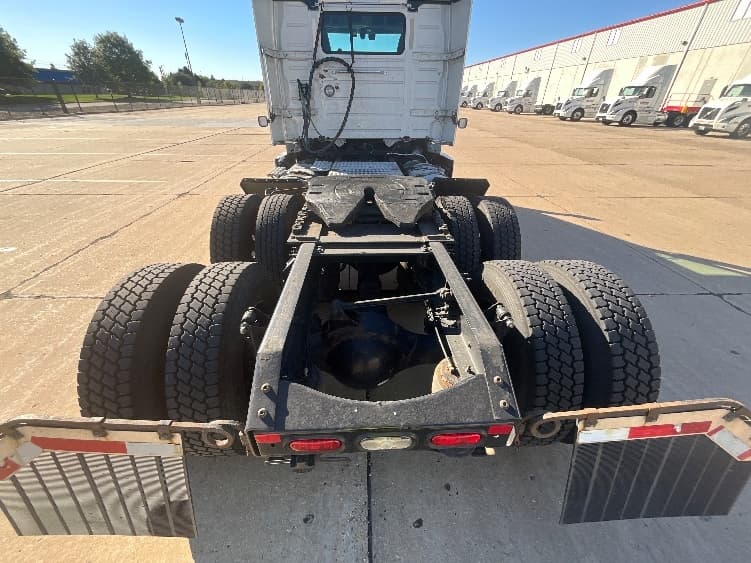 2021 Volvo VNR 640 in La Porte, IN — photo 6