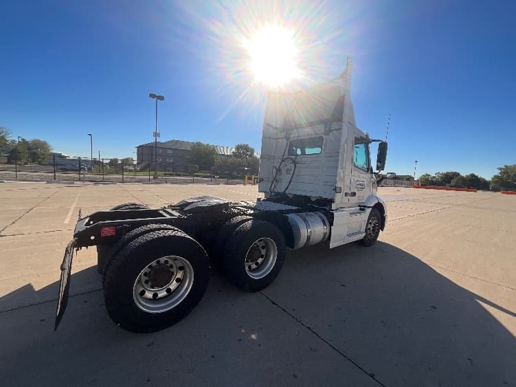 2021 Volvo VNR 640 in La Porte, IN — photo 7