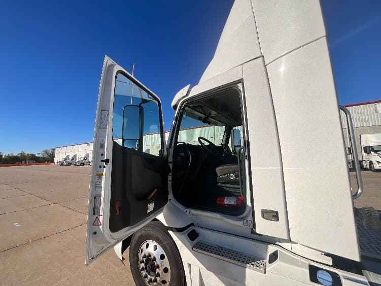 2021 Volvo VNR 640 in La Porte, IN — photo 9