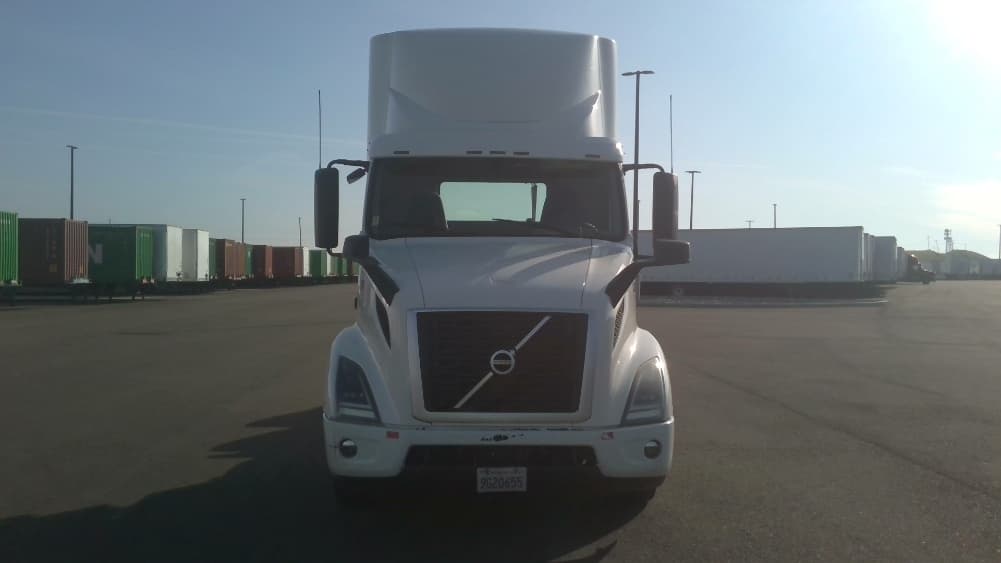 2021 Volvo VNR 640 in Stockton, CA — photo 2
