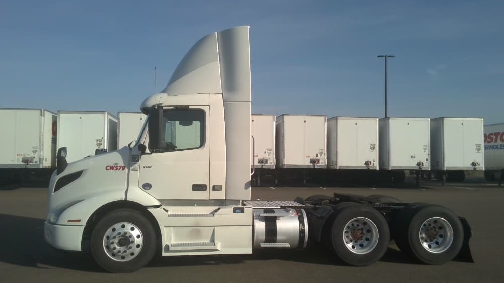 2021 Volvo VNR 640 in Stockton, CA — photo 4