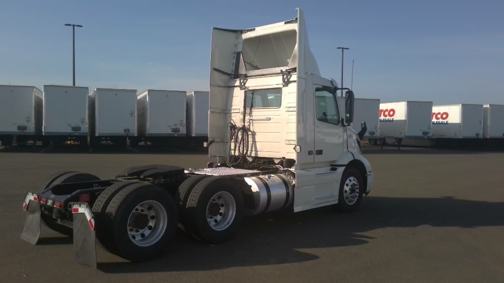 2021 Volvo VNR 640 in Stockton, CA — photo 7