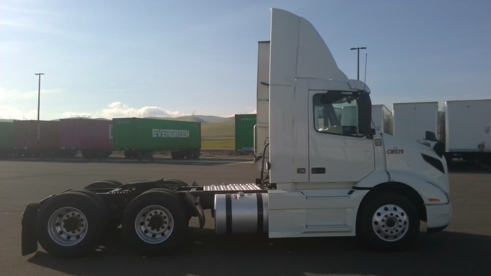 2021 Volvo VNR 640 in Stockton, CA — photo 8