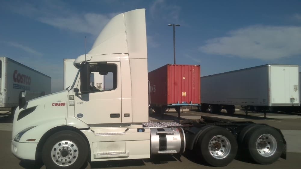 2021 Volvo VNR 640 in Stockton, CA — photo 4