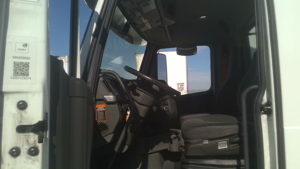 2021 Volvo VNR 640 in Stockton, CA — photo 9