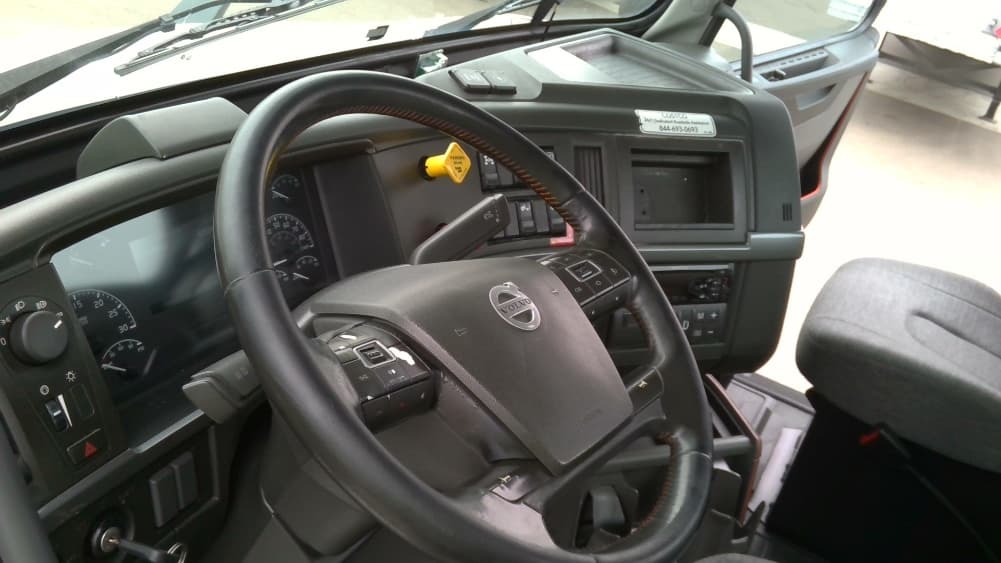 2021 Volvo VNR 640 in Stockton, CA — photo 10