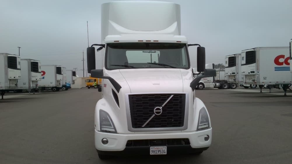 2021 Volvo VNR 640 in Stockton, CA — photo 2