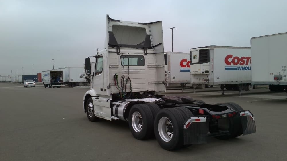 2021 Volvo VNR 640 in Stockton, CA — photo 5