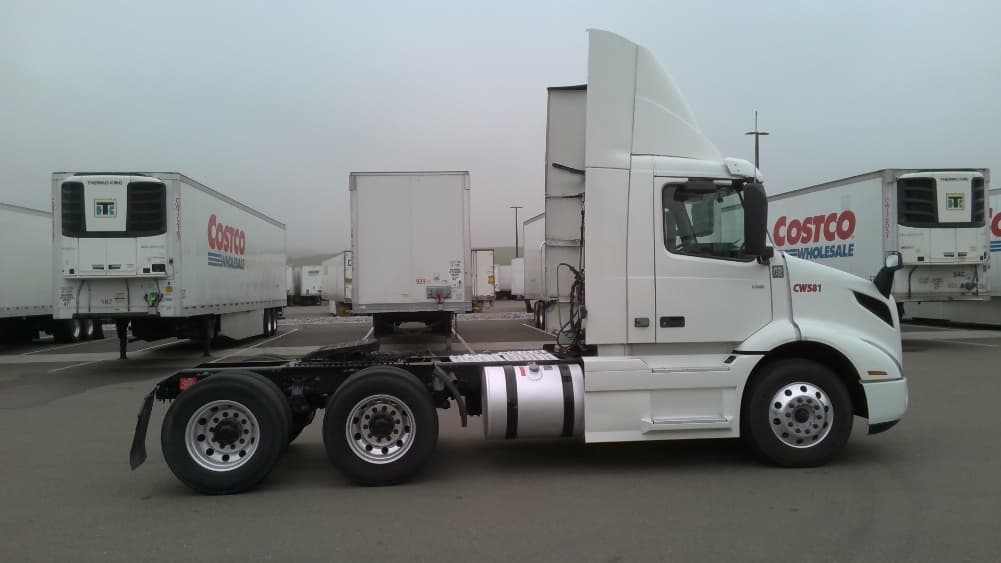 2021 Volvo VNR 640 in Stockton, CA — photo 8