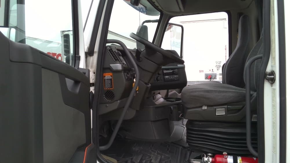 2021 Volvo VNR 640 in Stockton, CA — photo 9