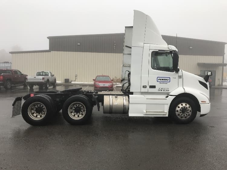 2020 Volvo VNR 640 in Pottsville, PA — photo 8