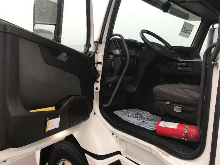2020 Volvo VNR 640 in Pottsville, PA — photo 9