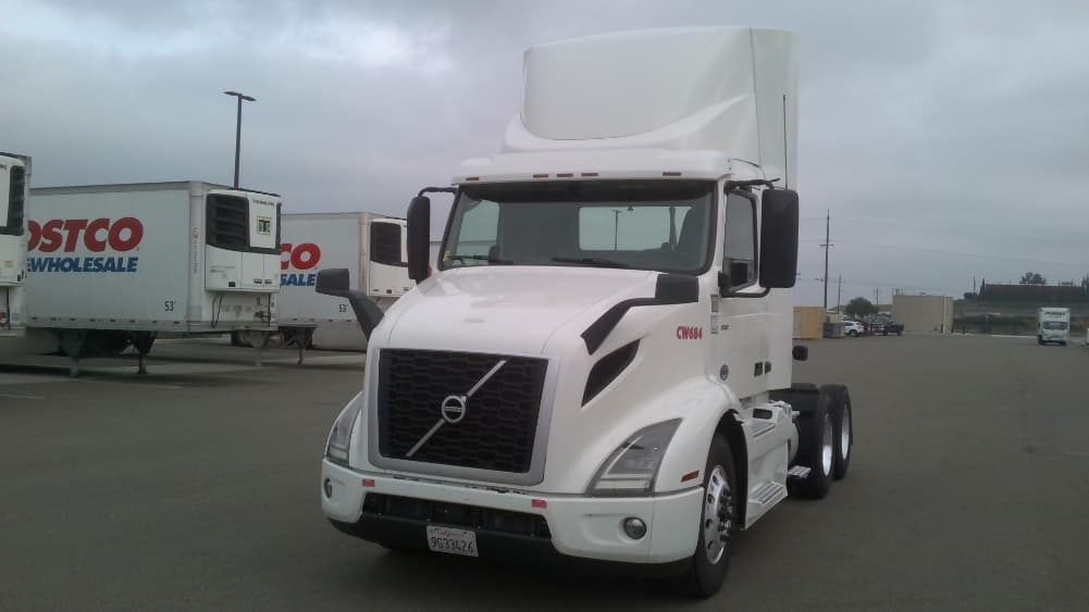 2021 Volvo VNR 640 in Stockton, CA — photo 3