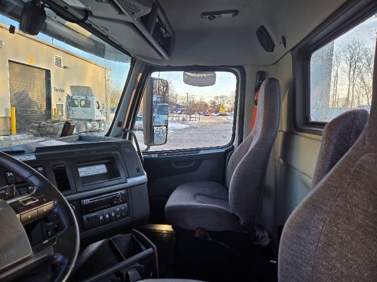 2021 Volvo VNR 640 in Ypsilanti, MI — photo 10