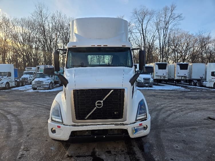 2021 Volvo VNR 640 in Ypsilanti, MI — photo 2