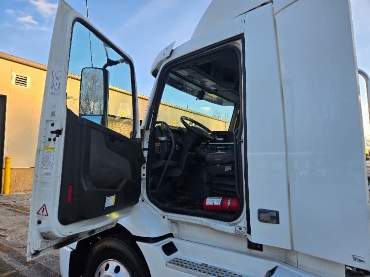 2021 Volvo VNR 640 in Ypsilanti, MI — photo 9