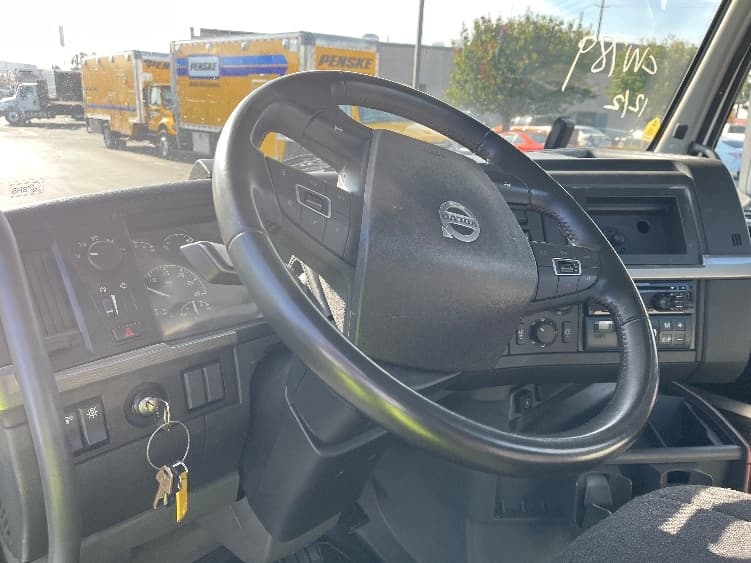 2020 Volvo VNR 640 in Torrance, CA — photo 10