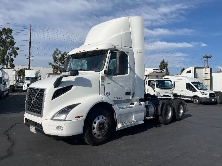 2020 Volvo VNR 640 in Torrance, CA — photo 3