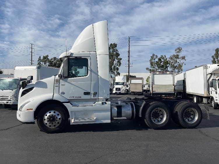 2020 Volvo VNR 640 in Torrance, CA — photo 4