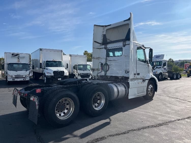 2020 Volvo VNR 640 in Torrance, CA — photo 7