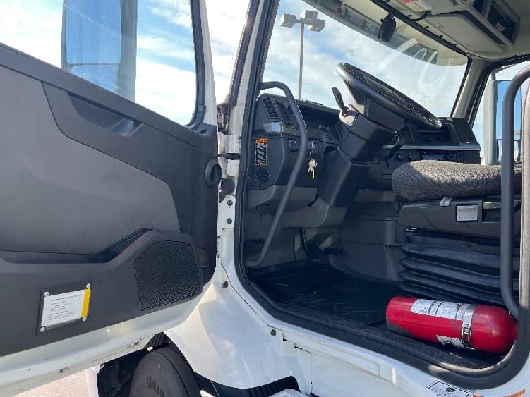 2020 Volvo VNR 640 in Torrance, CA — photo 9