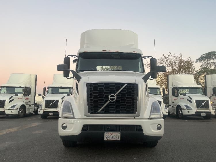 2020 Volvo VNR 640 in Fontana, CA — photo 2