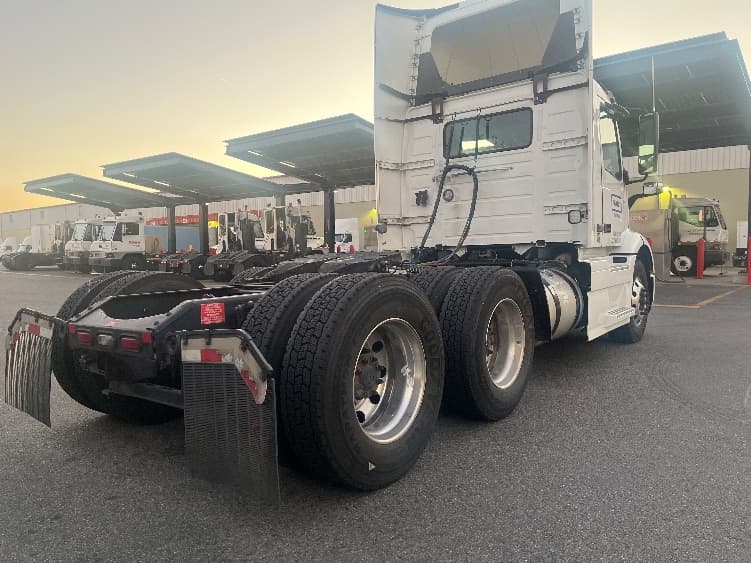 2020 Volvo VNR 640 in Fontana, CA — photo 7