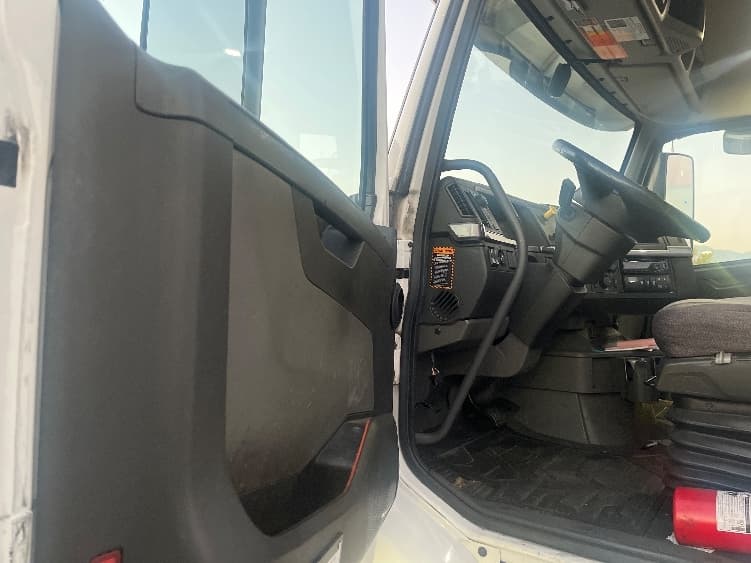 2020 Volvo VNR 640 in Fontana, CA — photo 9