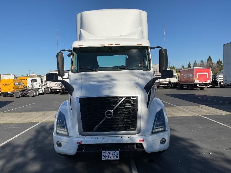 2020 Volvo VNR 640 in West Sacramento, CA — photo 2