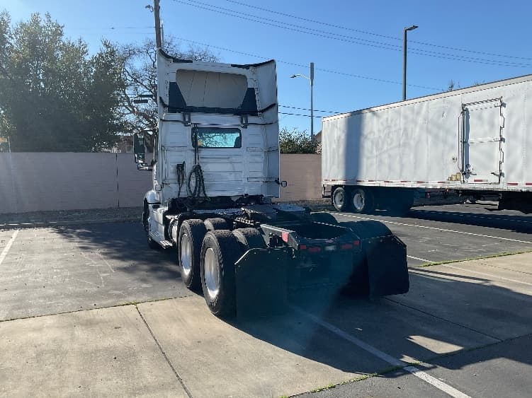 2020 Volvo VNR 640 in West Sacramento, CA — photo 5