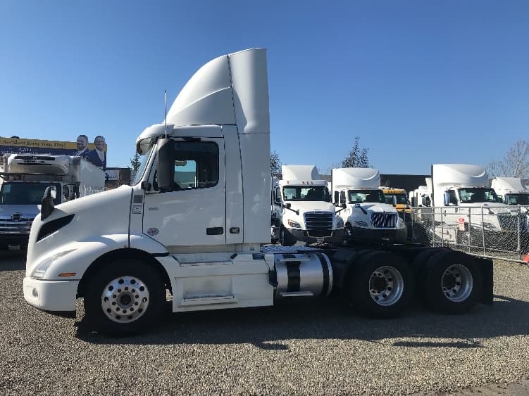 2020 Volvo VNR 640 in West Sacramento, CA — photo 4