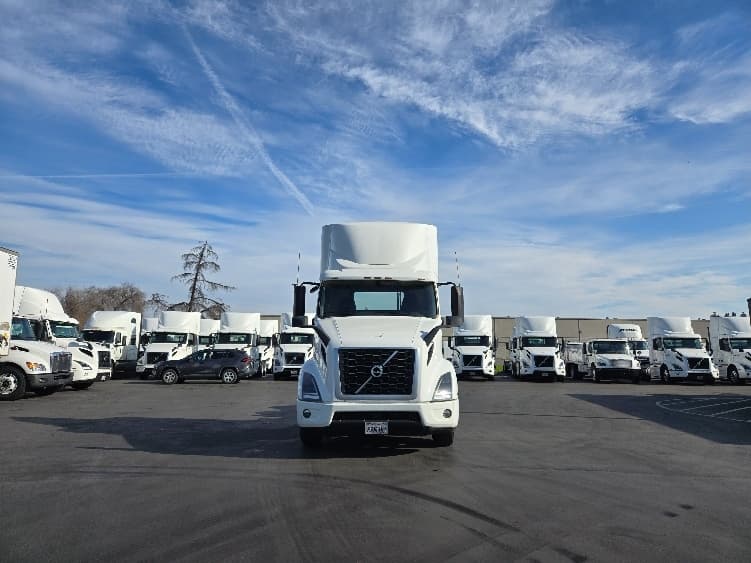 2020 Volvo VNR 640 in West Sacramento, CA — photo 2