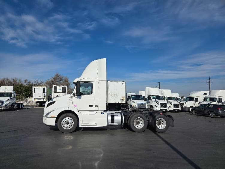 2020 Volvo VNR 640 in West Sacramento, CA — photo 4