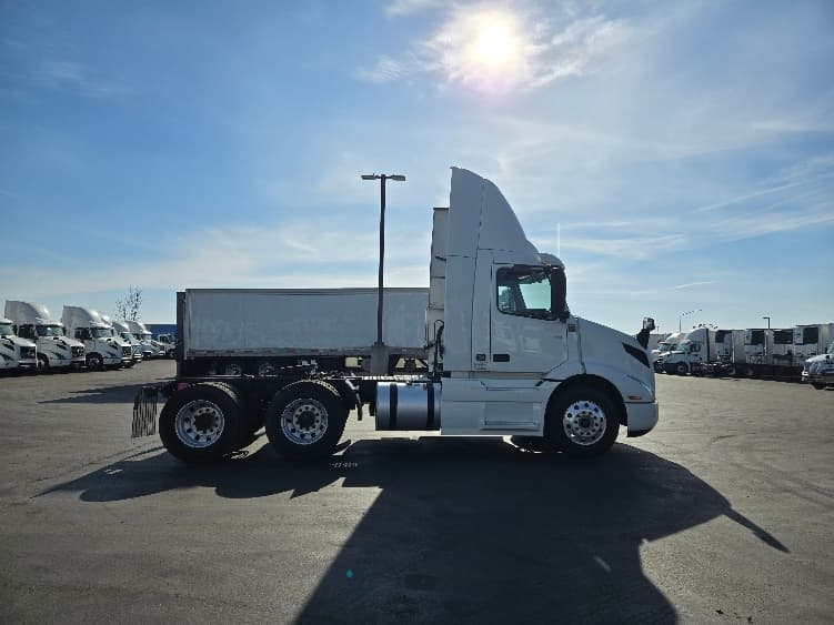 2020 Volvo VNR 640 in West Sacramento, CA — photo 8
