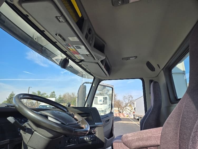 2020 Volvo VNR 640 in West Sacramento, CA — photo 9