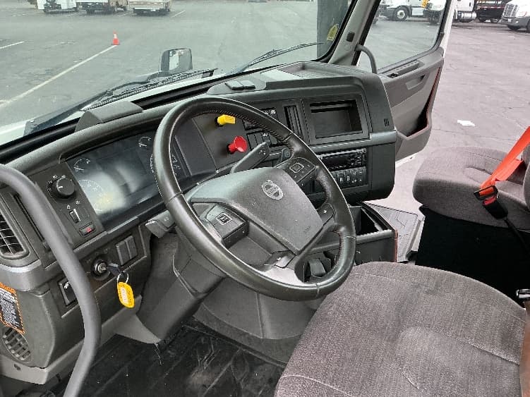 2020 Volvo VNR 640 in Sacramento, CA — photo 10