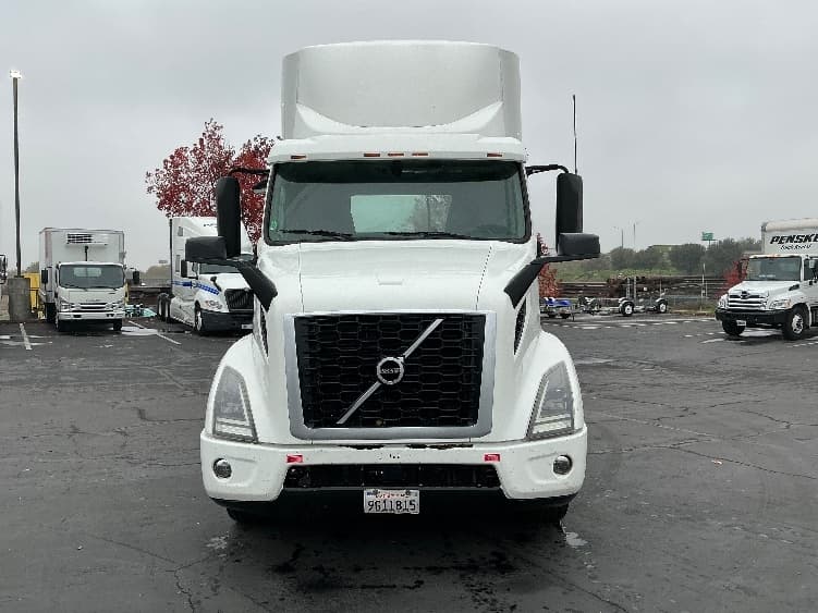2020 Volvo VNR 640 in Sacramento, CA — photo 2
