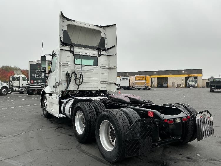 2020 Volvo VNR 640 in Sacramento, CA — photo 5