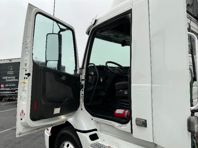 2020 Volvo VNR 640 in Sacramento, CA — photo 9