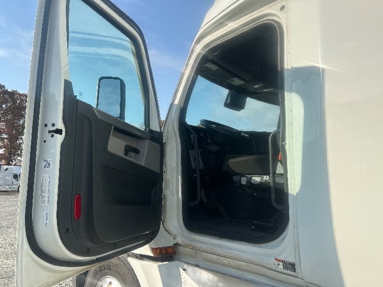 2021 Freightliner Cascadia in Greensboro, NC — photo 9