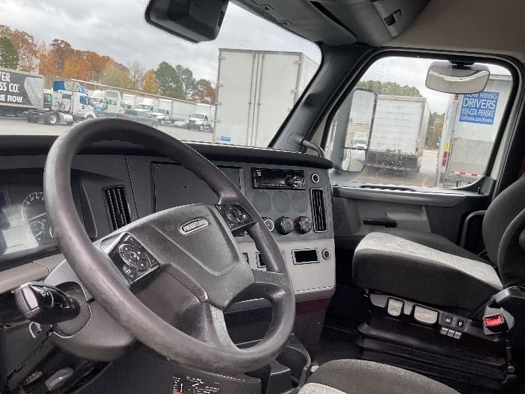 2021 Freightliner Cascadia in Little Rock, AR — photo 10