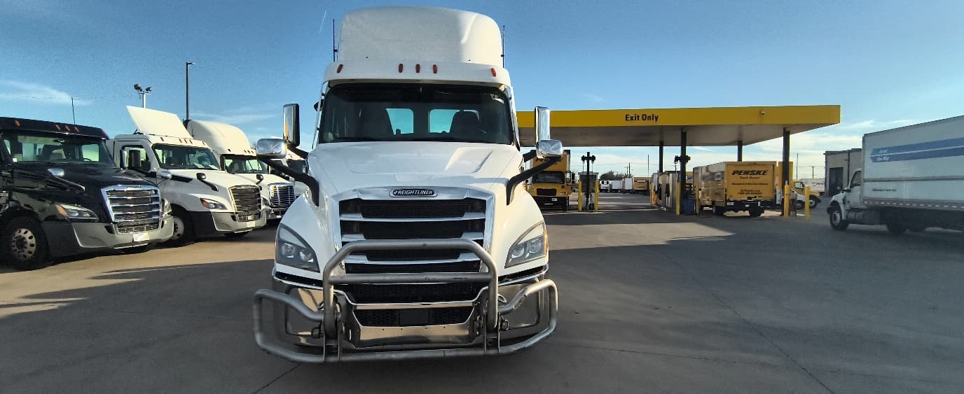 2021 Freightliner Cascadia in Arlington, TX — photo 2