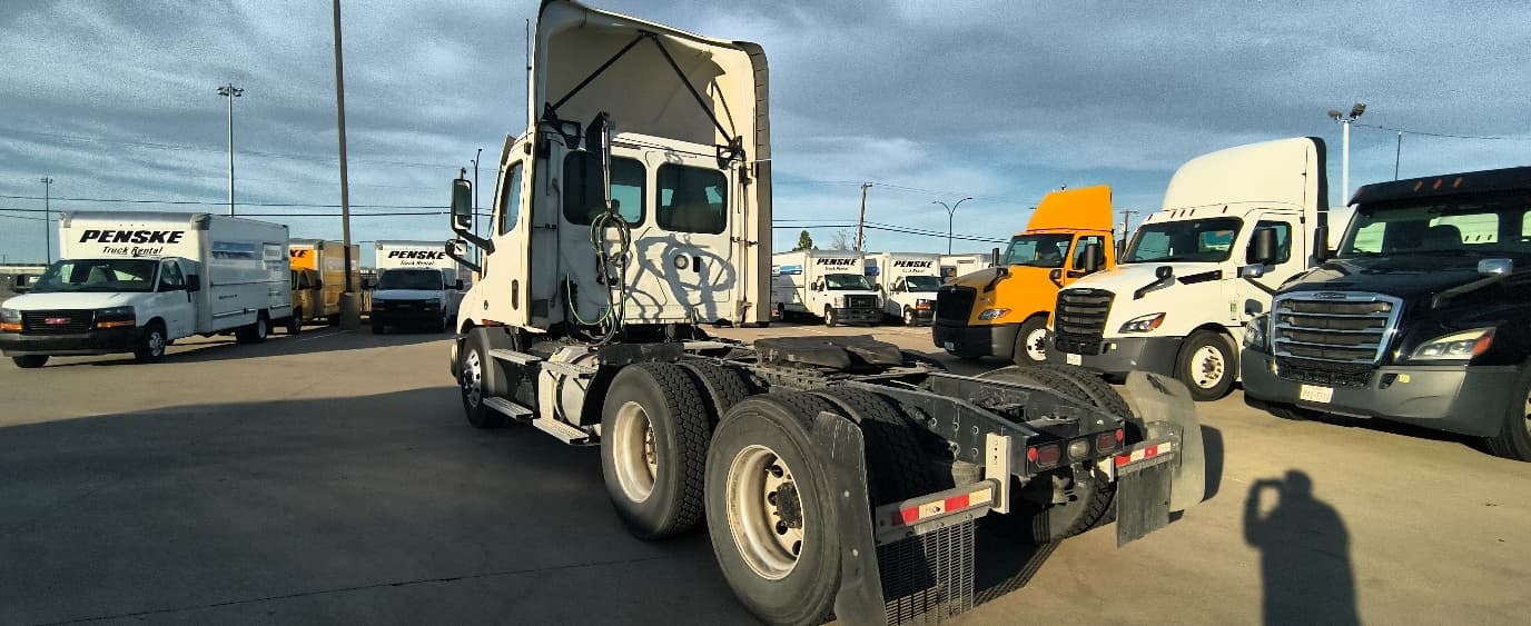 2021 Freightliner Cascadia in Arlington, TX — photo 5
