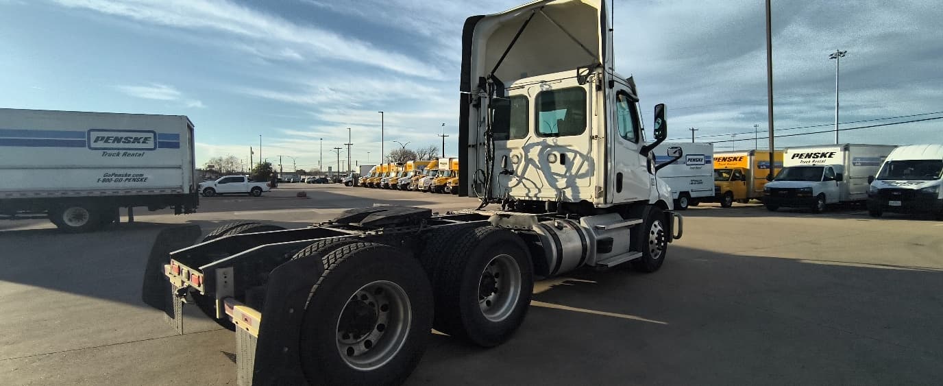 2021 Freightliner Cascadia in Arlington, TX — photo 7