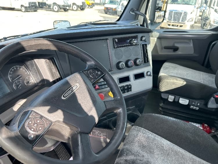 2021 Freightliner Cascadia in Arlington, TX — photo 10