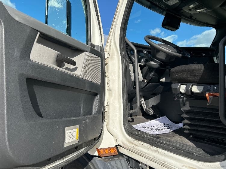 2021 Freightliner Cascadia in Arlington, TX — photo 9