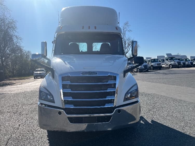 2021 Freightliner Cascadia in Concord, NC — photo 2