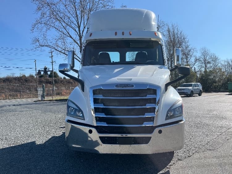 2021 Freightliner Cascadia in Greensboro, NC — photo 2