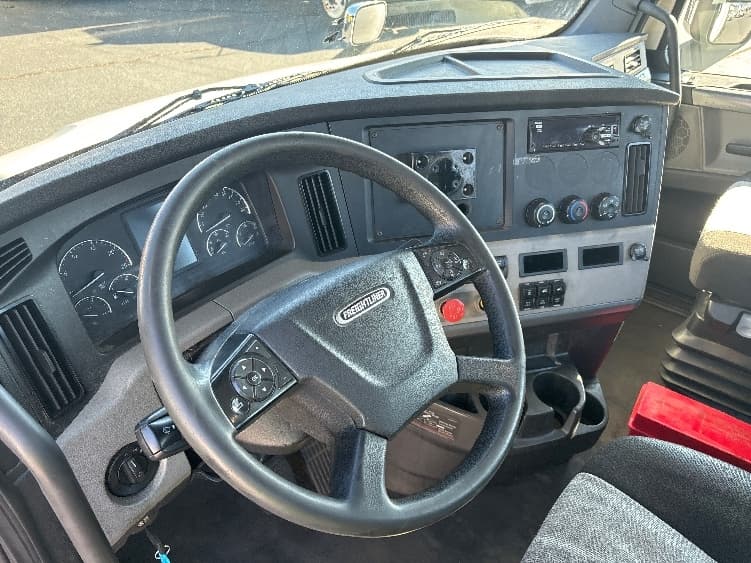 2021 Freightliner Cascadia in Concord, NC — photo 10